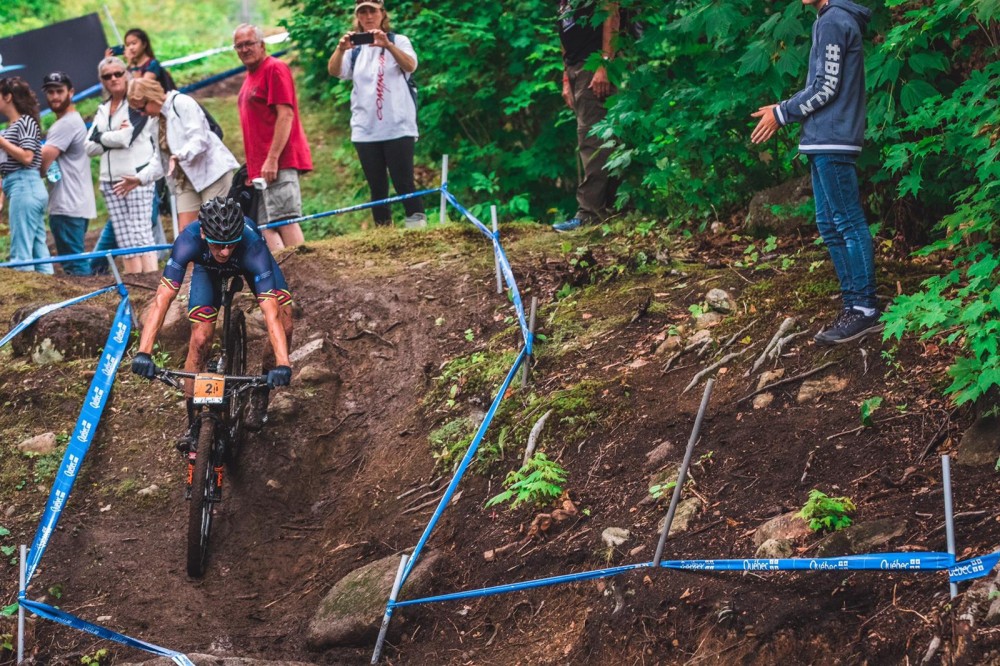 Vlad Dascălu pe coborâre la campionatul mondial din 2019 de MTB XCO