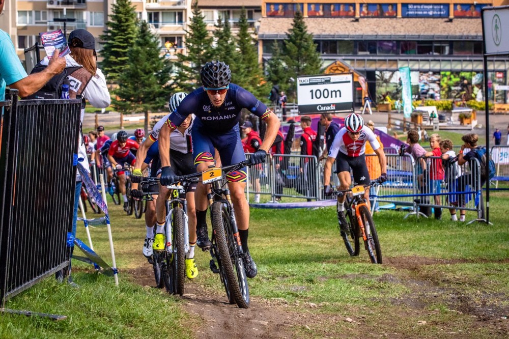 Vlad Dascălu în fața plutonului la campionatul mondial din 2019 de MTB XCO