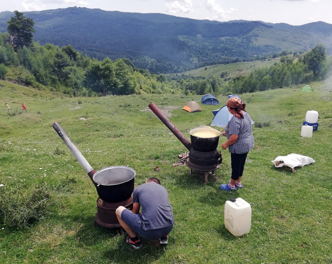 Fără Asfalt la Munte - mâncare gătită de localnici