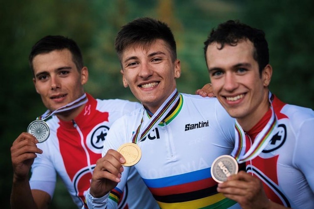 Vlad Dascălu cu medalia la campionatul mondial din 2019 de MTB XCO